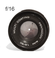 Photo of camera lens and aperture. Extract from a big (1) and a small (2) aperture by Mohylek  CC BY-SA 3.0
